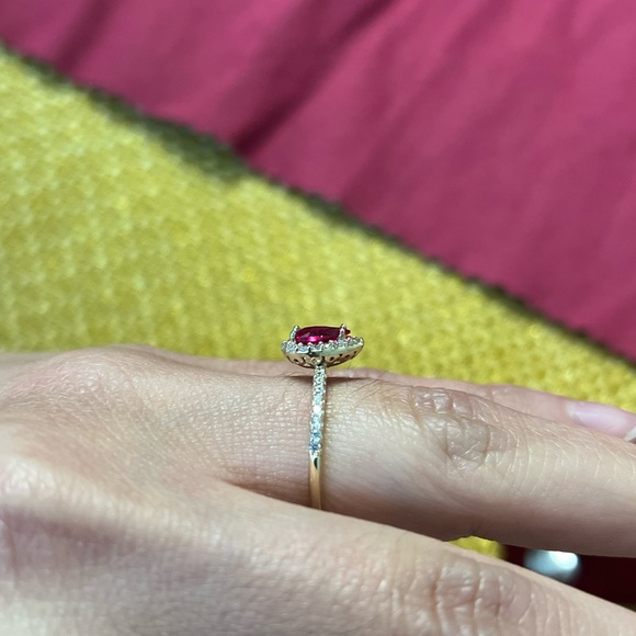 10k gold ring with red cubic zirconia - Picture 2 of 2